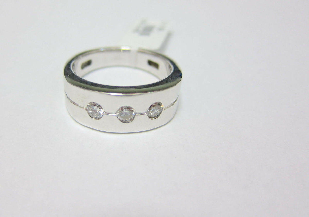 DIAMOND MENS BAND CENTER LARGER THEN MATCHING SIDE DIAMOND