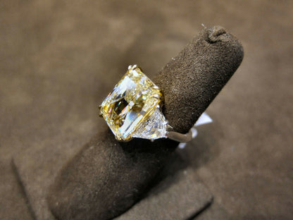 GIA CERTIFIED FANCY YELLOW DIAMOND CUSHION BRILLIANT DIAMOND SIDE SHEILD SHAPE