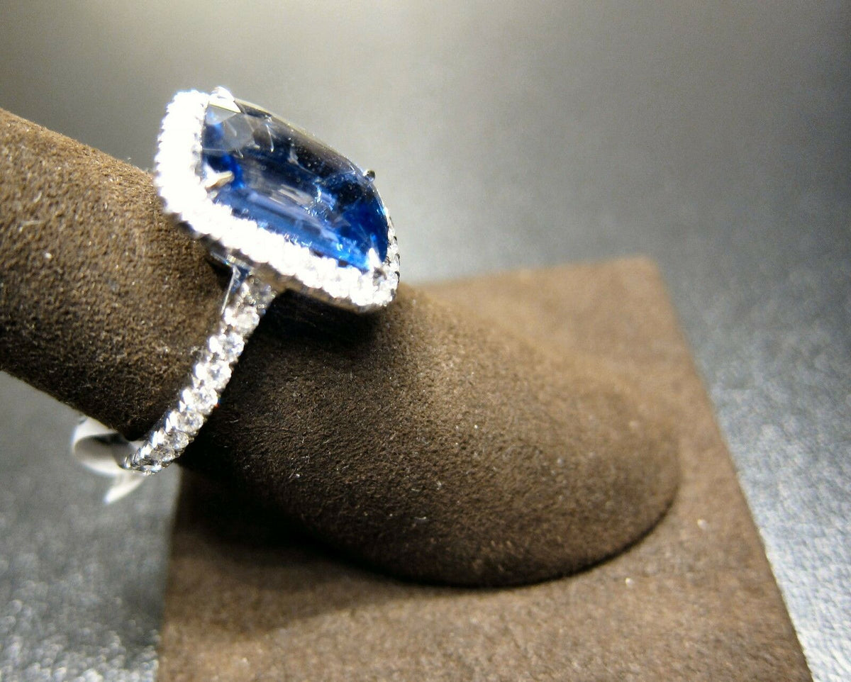 SAPPHIRE CYLON EMERALD SHAPE 12.90X10.06X4.80MM SET