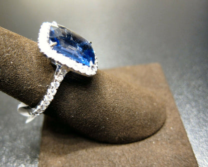 SAPPHIRE CYLON EMERALD SHAPE 12.90X10.06X4.80MM SET