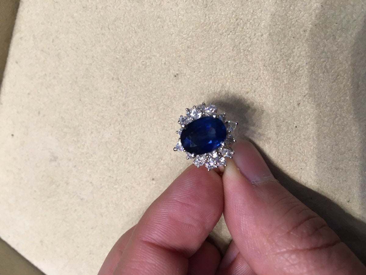 OVAL BLUE SAPPHIRE SET WITH ROUND BRILLIANT MARQUISE
