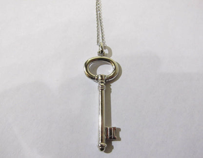 KEY PENDANT WHITE GOLD INCLUDED CHAIN