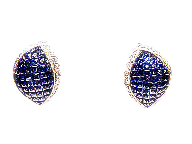 FRENCH CUT BLUE SAPPHIRES INVISIBLE SET WITH ROUND BRILLIANT DIAMOND