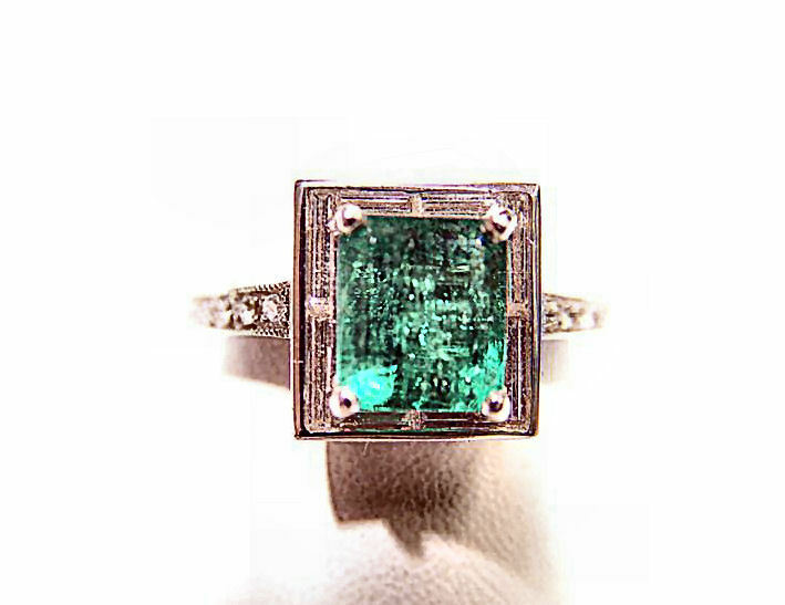1.67 CT GREEN EMERALD RECTANGULAR CUT WITH BAGUETTE