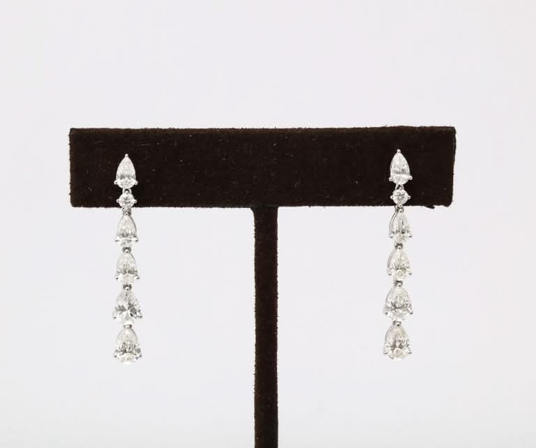 https://a.1stdibscdn.com/pear-shape-dangle-drop-earring-for-sale-picture-3/j_415/j_210150921700065567782/6R1A0123_master.jpg?width=768