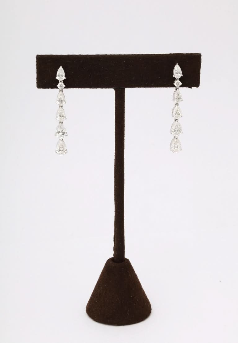 https://a.1stdibscdn.com/pear-shape-dangle-drop-earring-for-sale-picture-5/j_415/j_210150921700065567003/6R1A0128_master.jpg?width=768