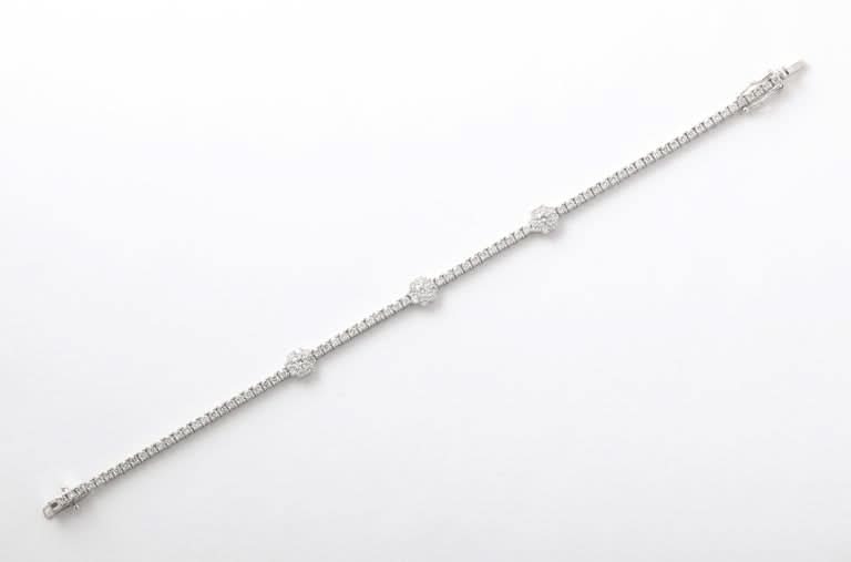 https://a.1stdibscdn.com/flower-diamond-tennis-bracelet-for-sale-picture-3/j_415/j_216140721705596565196/6R1A0162_master.jpg?width=768