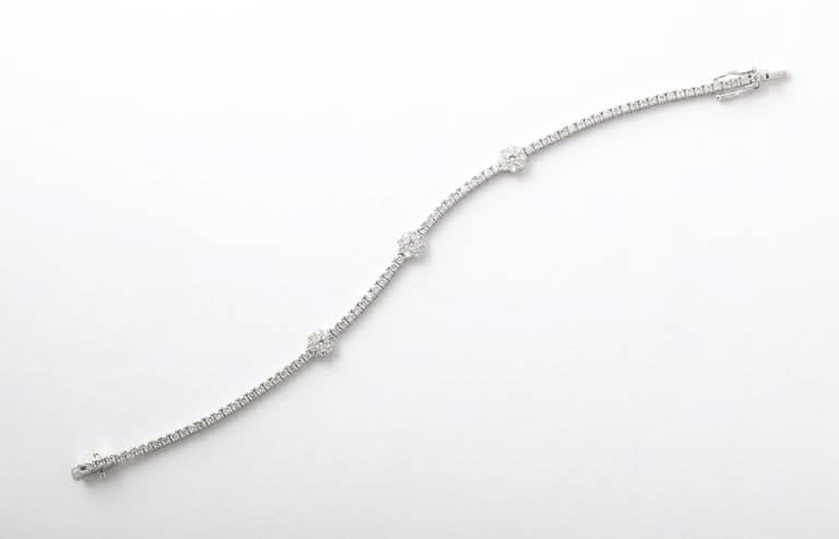 https://a.1stdibscdn.com/flower-diamond-tennis-bracelet-for-sale-picture-10/j_415/j_216140721705596571224/6R1A0171_master.jpg?width=768