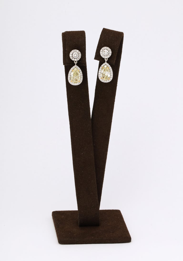https://a.1stdibscdn.com/yellow-diamond-dangle-drop-earrings-for-sale-picture-3/j_415/j_140693321638384826786/6R1A1350_master.jpg?width=768