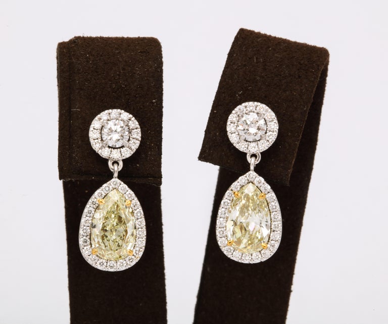 https://a.1stdibscdn.com/yellow-diamond-dangle-drop-earrings-for-sale-picture-5/j_415/j_140693321638384826540/6R1A1355_master.jpg?width=768