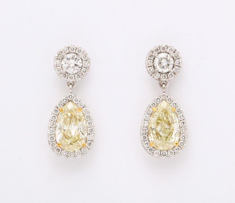 https://a.1stdibscdn.com/yellow-diamond-dangle-drop-earrings-for-sale-picture-7/j_415/j_140693321638384826659/6R1A1362_master.jpg?width=768
