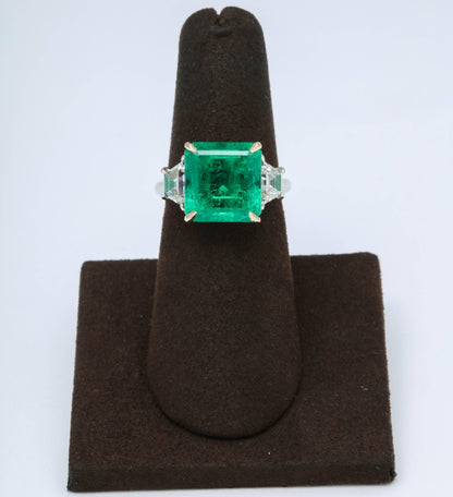 https://a.1stdibscdn.com/6-carat-colombian-emerald-and-diamond-ring-for-sale-picture-4/0/j_41520431523637106855/6R1A2585_master.jpg