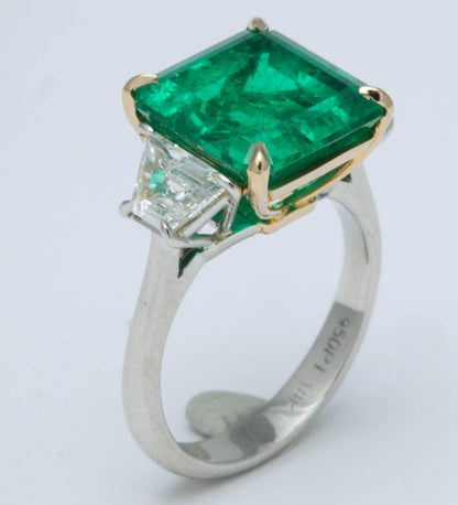 https://a.1stdibscdn.com/6-carat-colombian-emerald-and-diamond-ring-for-sale-picture-2/0/j_41520431523637103696/6R1A2575_master.jpg