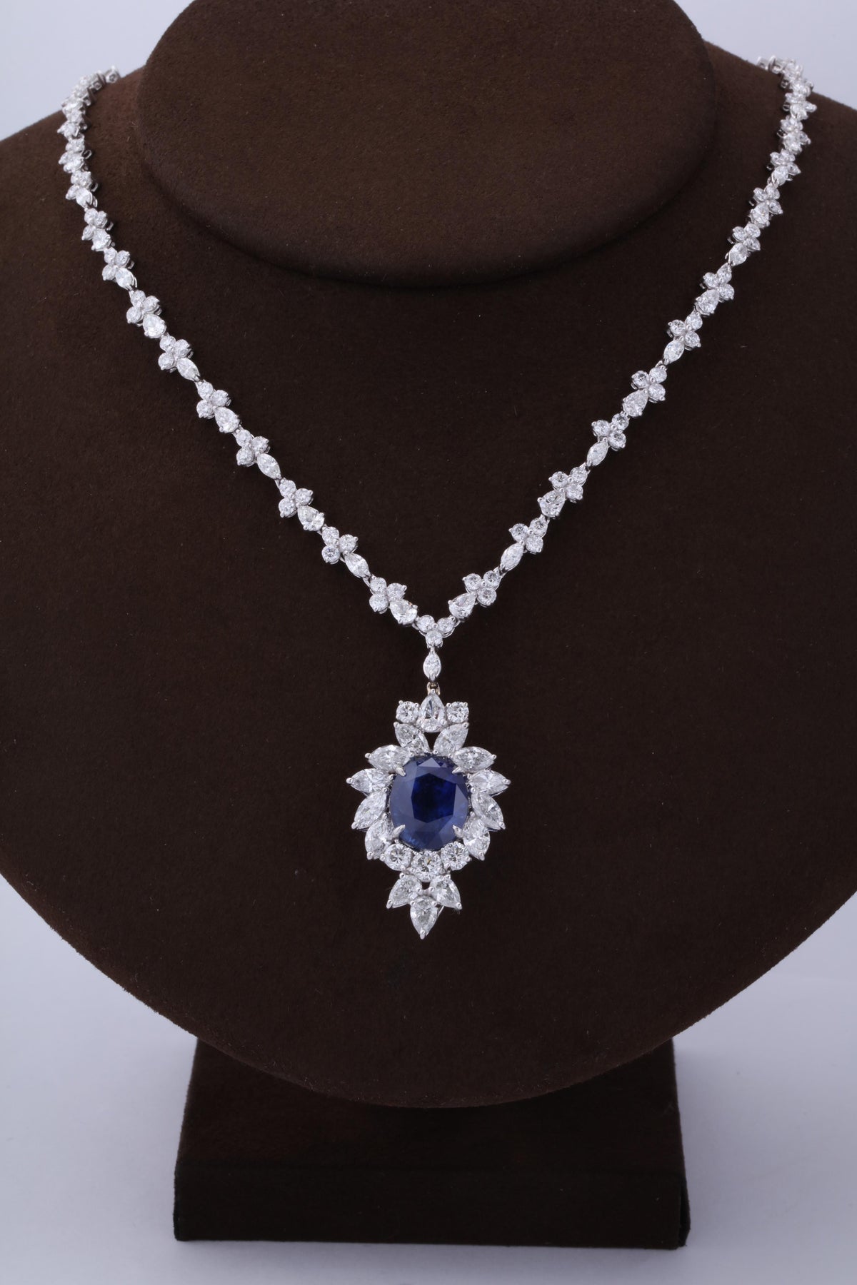 https://a.1stdibscdn.com/vivid-blue-ceylon-sapphire-and-diamond-pendant-necklace-for-sale-picture-5/0/j_56032021544653094354/6R1A3353_master.jpg