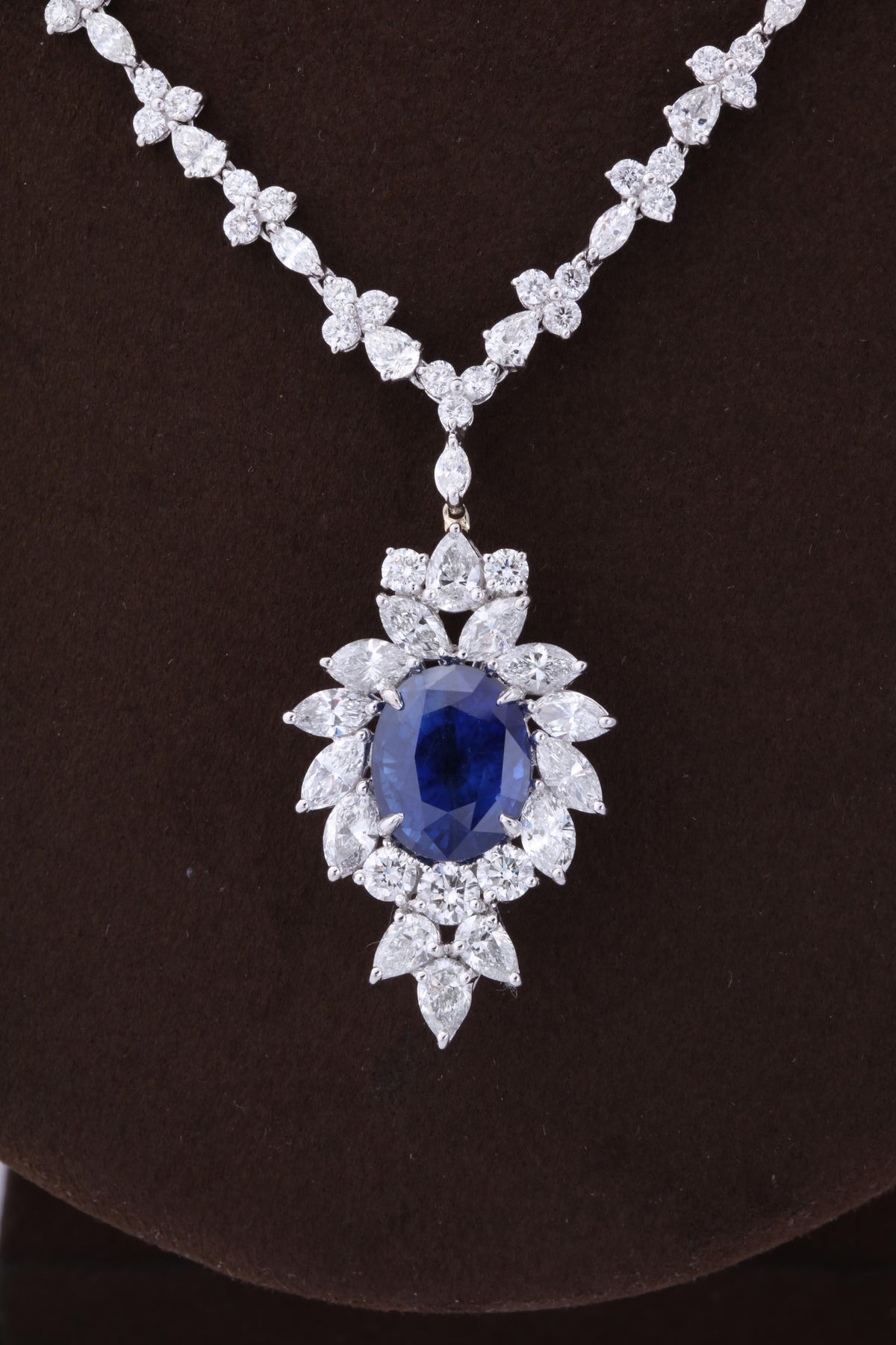 https://a.1stdibscdn.com/vivid-blue-ceylon-sapphire-and-diamond-pendant-necklace-for-sale-picture-7/0/j_56032021544653098008/6R1A3358_master.jpg