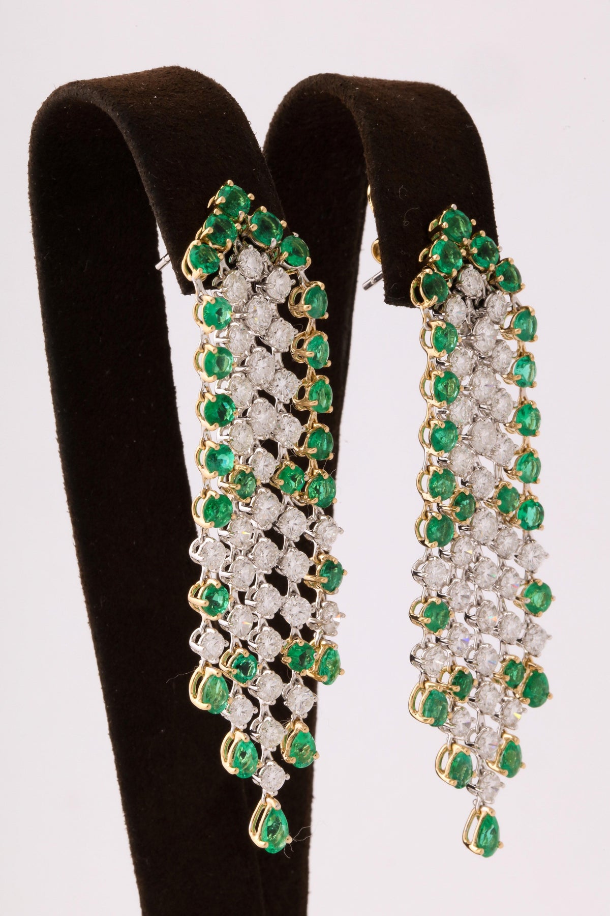 https://a.1stdibscdn.com/green-emerald-and-diamond-earrings-for-sale-picture-7/1722654/j_57882721549643447367/6R1A3538_org_master.jpg
