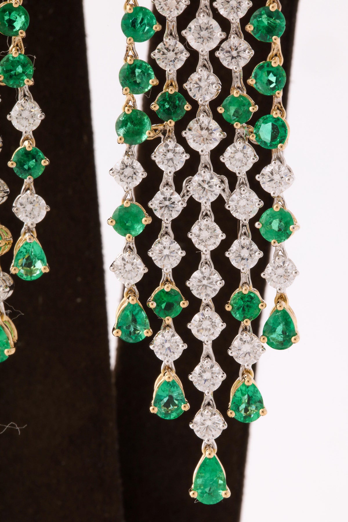 https://a.1stdibscdn.com/green-emerald-and-diamond-earrings-for-sale-picture-4/1722654/j_57882721549643438620/6R1A3532_org_master.jpg