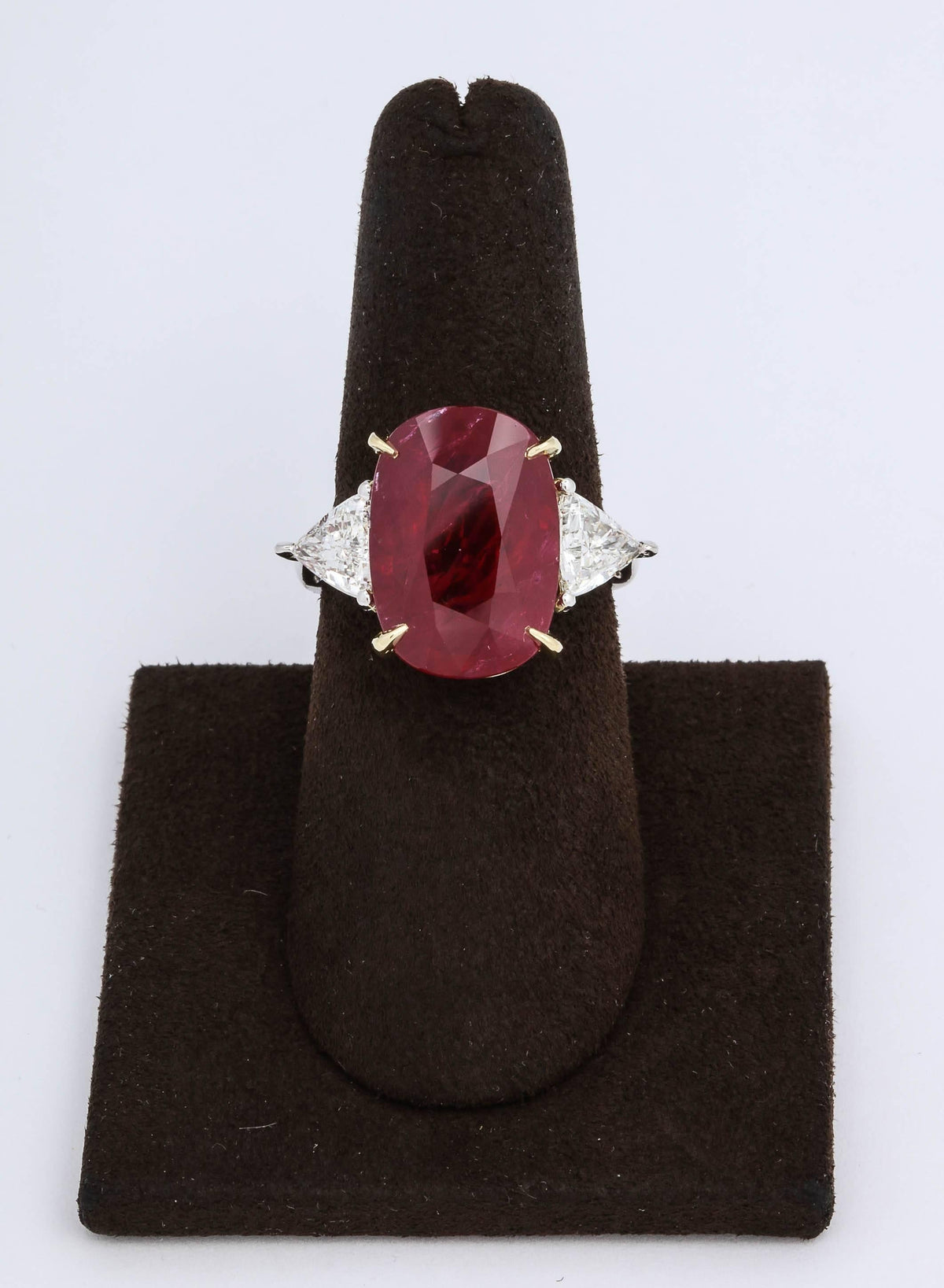 https://a.1stdibscdn.com/1150-carat-gia-certfied-ruby-ring-for-sale-picture-3/archivesE/upload/0/j_39735211520444490055/6R1A4037_master.jpg