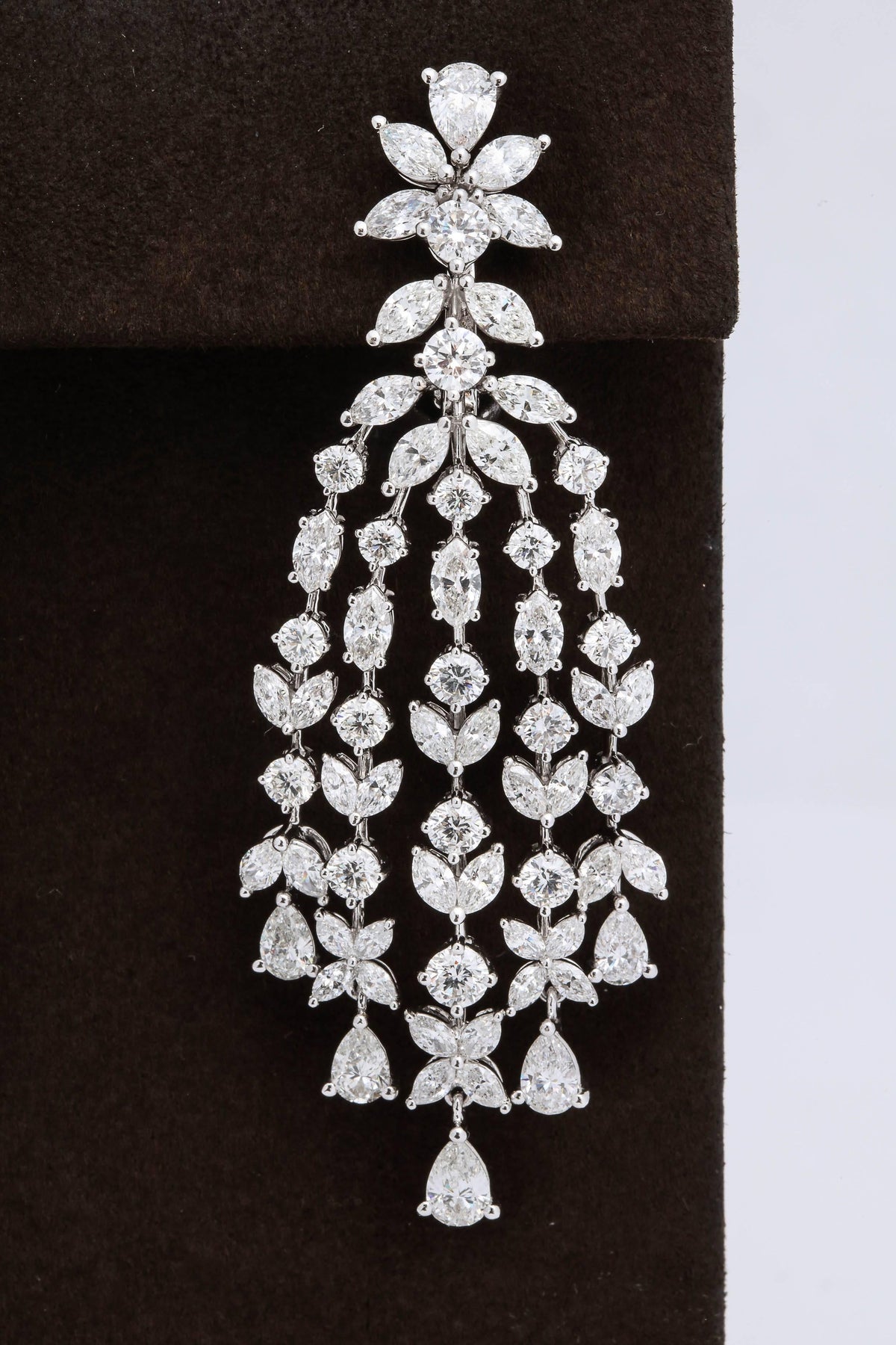https://a.1stdibscdn.com/grand-diamond-chandelier-dangle-earrings-for-sale-picture-3/archivesE/upload/0/j_39735411520444503090/6R1A4058_master.jpg