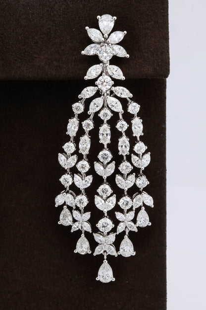 https://a.1stdibscdn.com/grand-diamond-chandelier-dangle-earrings-for-sale-picture-3/archivesE/upload/0/j_39735411520444503090/6R1A4058_master.jpg