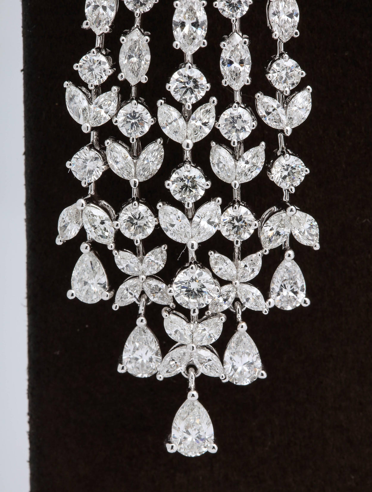 https://a.1stdibscdn.com/grand-diamond-chandelier-dangle-earrings-for-sale-picture-7/archivesE/upload/0/j_39735411520444507856/6R1A4065_master.jpg