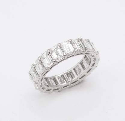 https://a.1stdibscdn.com/emerald-cut-diamond-eternity-band-for-sale-picture-4/j_415/1618934789948/6R1A4948_master.jpg