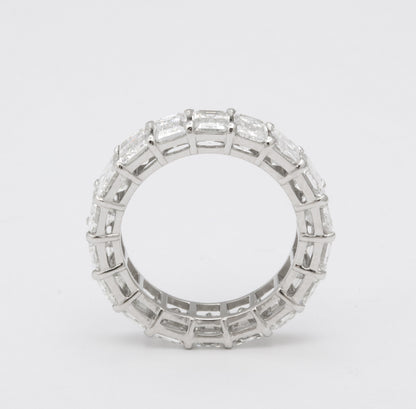 https://a.1stdibscdn.com/emerald-cut-diamond-eternity-band-for-sale-picture-6/j_415/1618934792418/6R1A4951_master.jpg