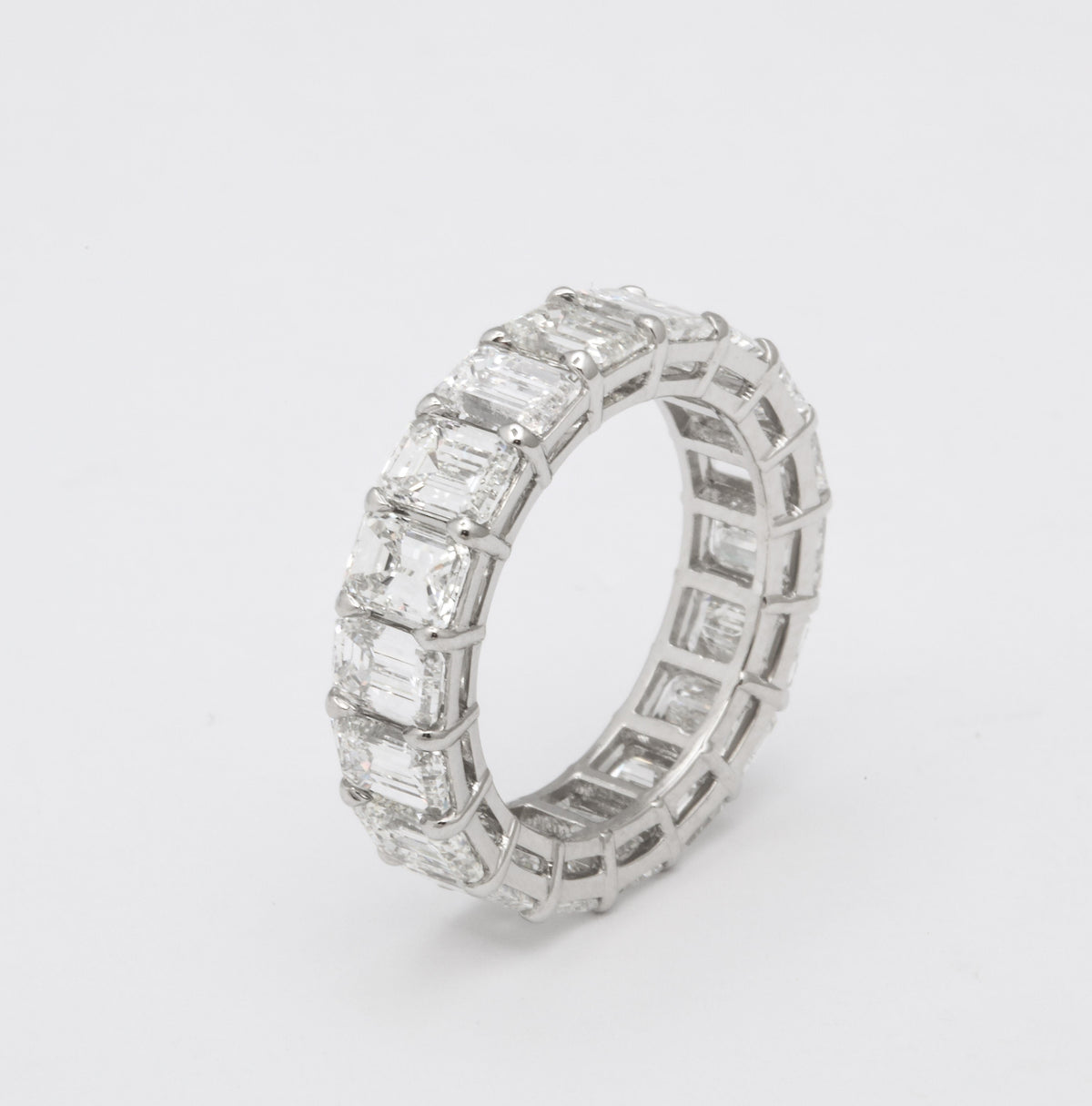 https://a.1stdibscdn.com/emerald-cut-diamond-eternity-band-for-sale-picture-8/j_415/1618934803052/6R1A4956_master.jpg