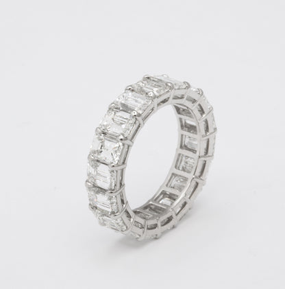 https://a.1stdibscdn.com/emerald-cut-diamond-eternity-band-for-sale-picture-8/j_415/1618934803052/6R1A4956_master.jpg