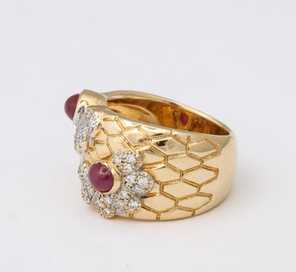 Exquisite 18k Yellow Gold Serpent Scale Cabochon Ruby Diamond Band