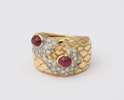 Exquisite 18k Yellow Gold Serpent Scale Cabochon Ruby Diamond Band