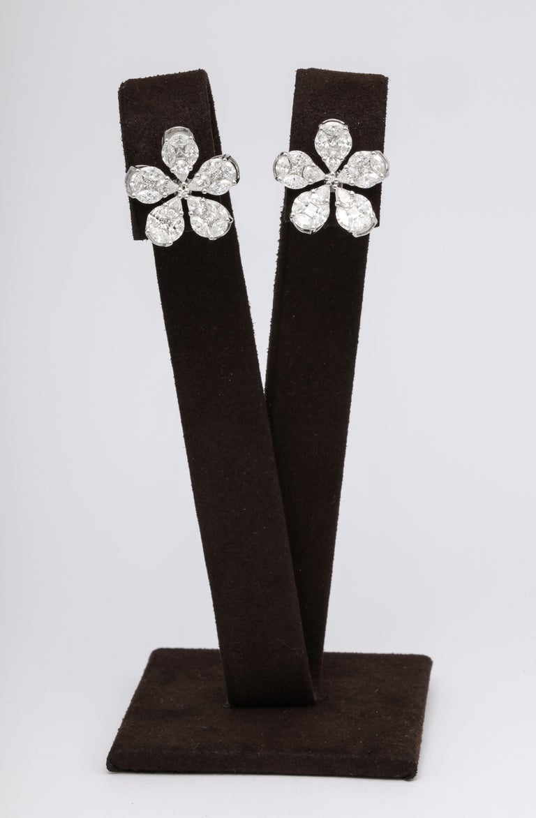 https://a.1stdibscdn.com/diamond-flower-earrings-for-sale-picture-3/j_415/1575403216198/6R1A5026_master.jpg?width=768