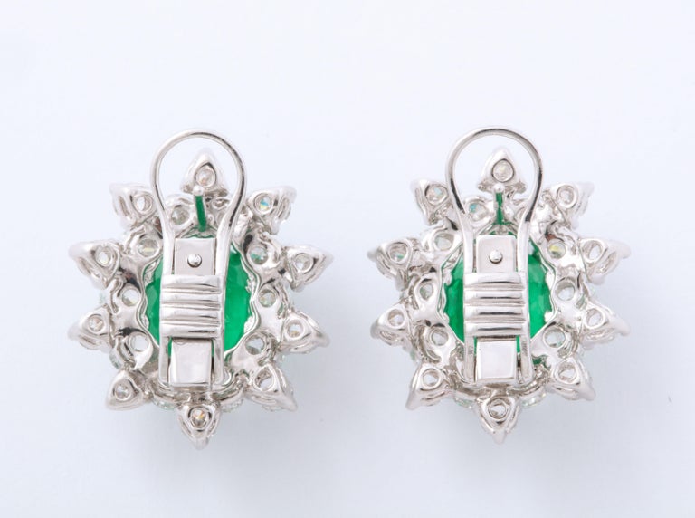 https://a.1stdibscdn.com/emerald-and-diamond-earrings-for-sale-picture-8/j_415/1575403474698/6R1A5055_master.jpg?width=768