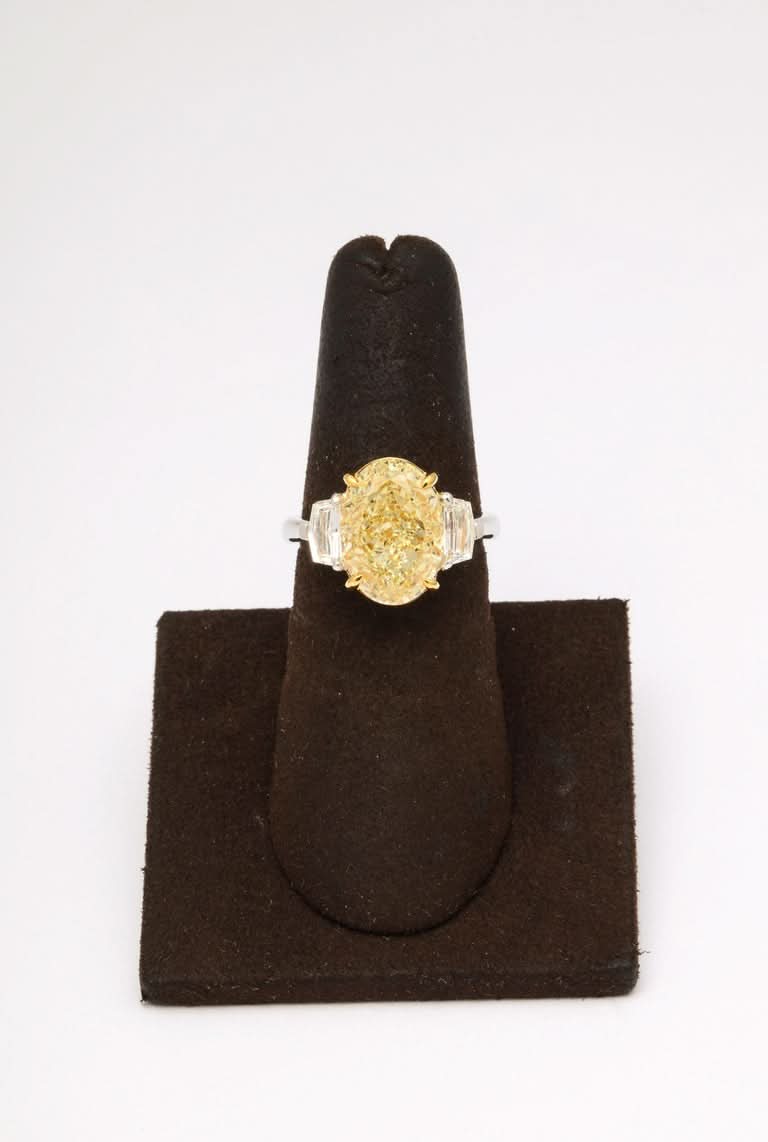 https://a.1stdibscdn.com/6-carat-oval-yellow-diamond-ring-gia-certified-for-sale-picture-3/j_415/j_180650221672242089905/6R1A5231_master.jpg?width=768