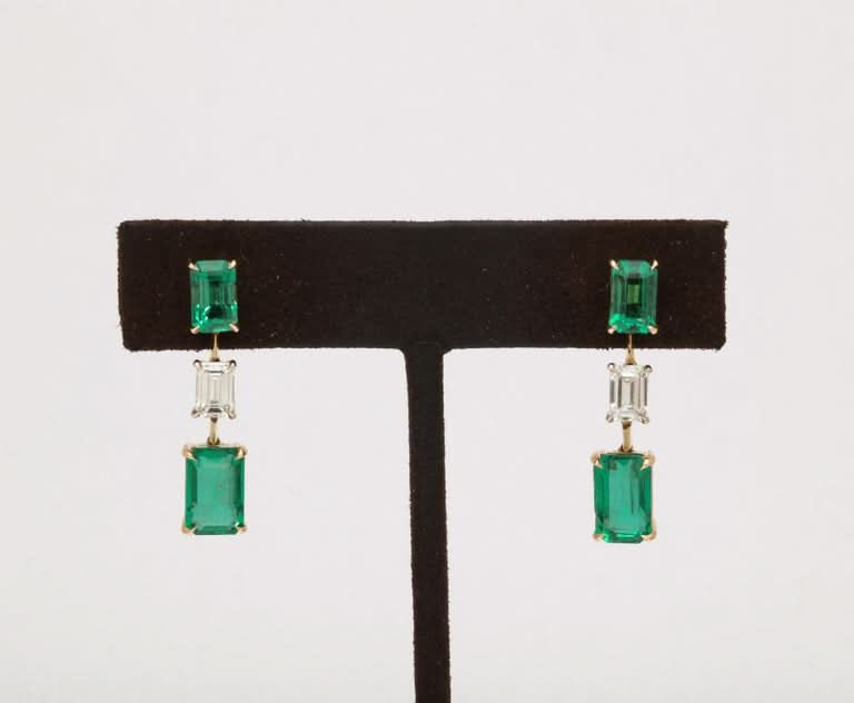 https://a.1stdibscdn.com/emerald-and-diamond-dangle-drop-earrings-for-sale-picture-7/j_415/j_180977921672758061894/6R1A5271_master.jpg?width=768