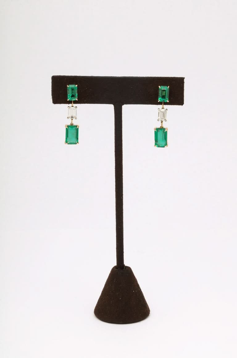 https://a.1stdibscdn.com/emerald-and-diamond-dangle-drop-earrings-for-sale-picture-2/j_415/j_180977921672758062031/6R1A5258_master.jpg?width=768