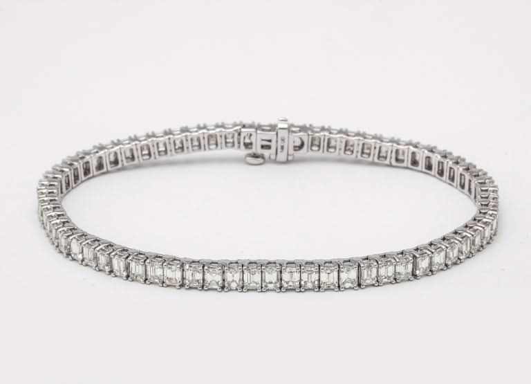 https://a.1stdibscdn.com/emerald-cut-diamond-tennis-bracelet-for-sale-picture-5/j_415/j_180730121672327434633/6R1A5347_master.jpg?width=768