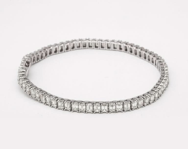 https://a.1stdibscdn.com/emerald-cut-diamond-tennis-bracelet-for-sale-picture-7/j_415/j_180730121672327440230/6R1A5351_master.jpg?width=768