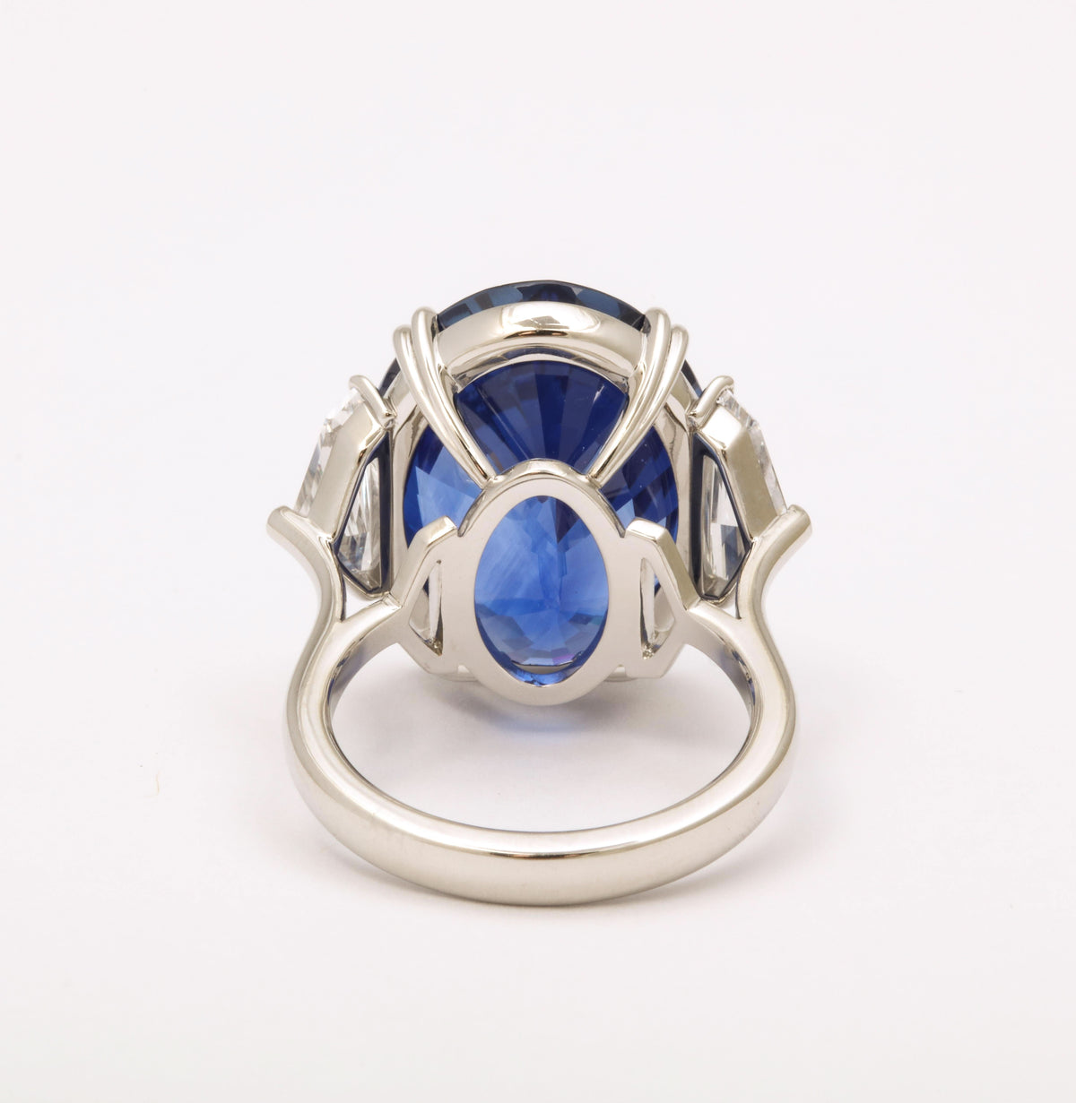 https://a.1stdibscdn.com/20-carat-blue-sapphire-ring-for-sale-picture-9/j_415/j_192000421683552275772/6R1A5437_master.jpg