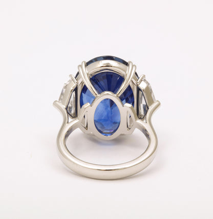 https://a.1stdibscdn.com/20-carat-blue-sapphire-ring-for-sale-picture-9/j_415/j_192000421683552275772/6R1A5437_master.jpg