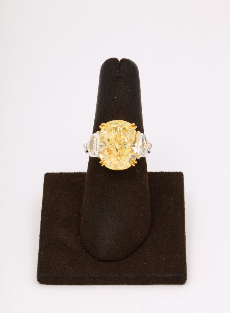 https://a.1stdibscdn.com/10-carat-fancy-yellow-diamond-ring-for-sale-picture-3/j_415/j_194448221685540806778/6R1A5463_master.jpg?width=768