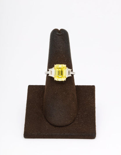 https://a.1stdibscdn.com/fancy-vivid-yellow-emerald-cut-ring-for-sale-picture-3/j_415/j_174482921667400159625/6R1A5481_master.jpg?width=768