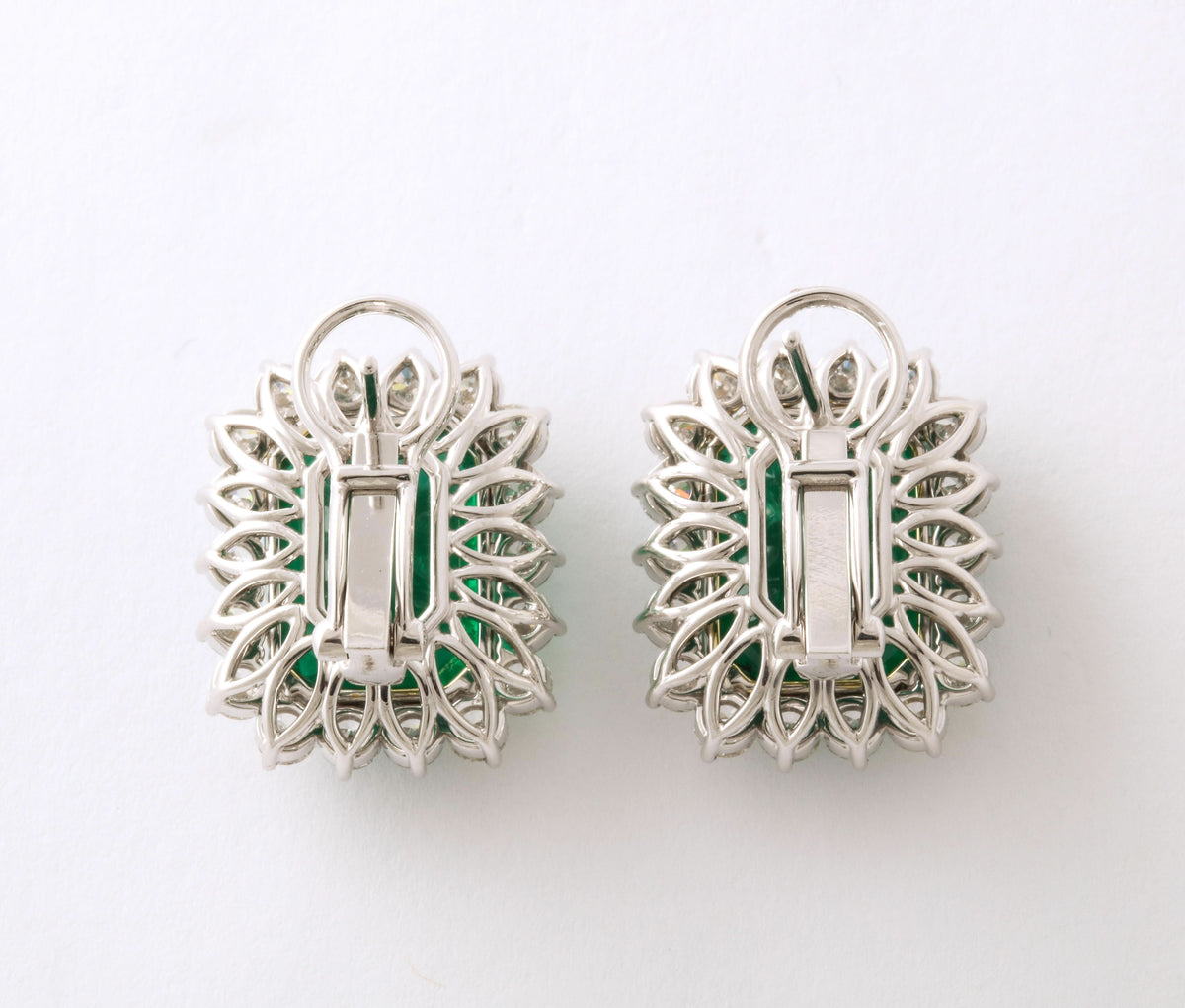 https://a.1stdibscdn.com/vivid-green-emerald-and-diamond-earrings-for-sale-picture-8/j_415/j_204050621695135812510/6R1A5588_master.jpg