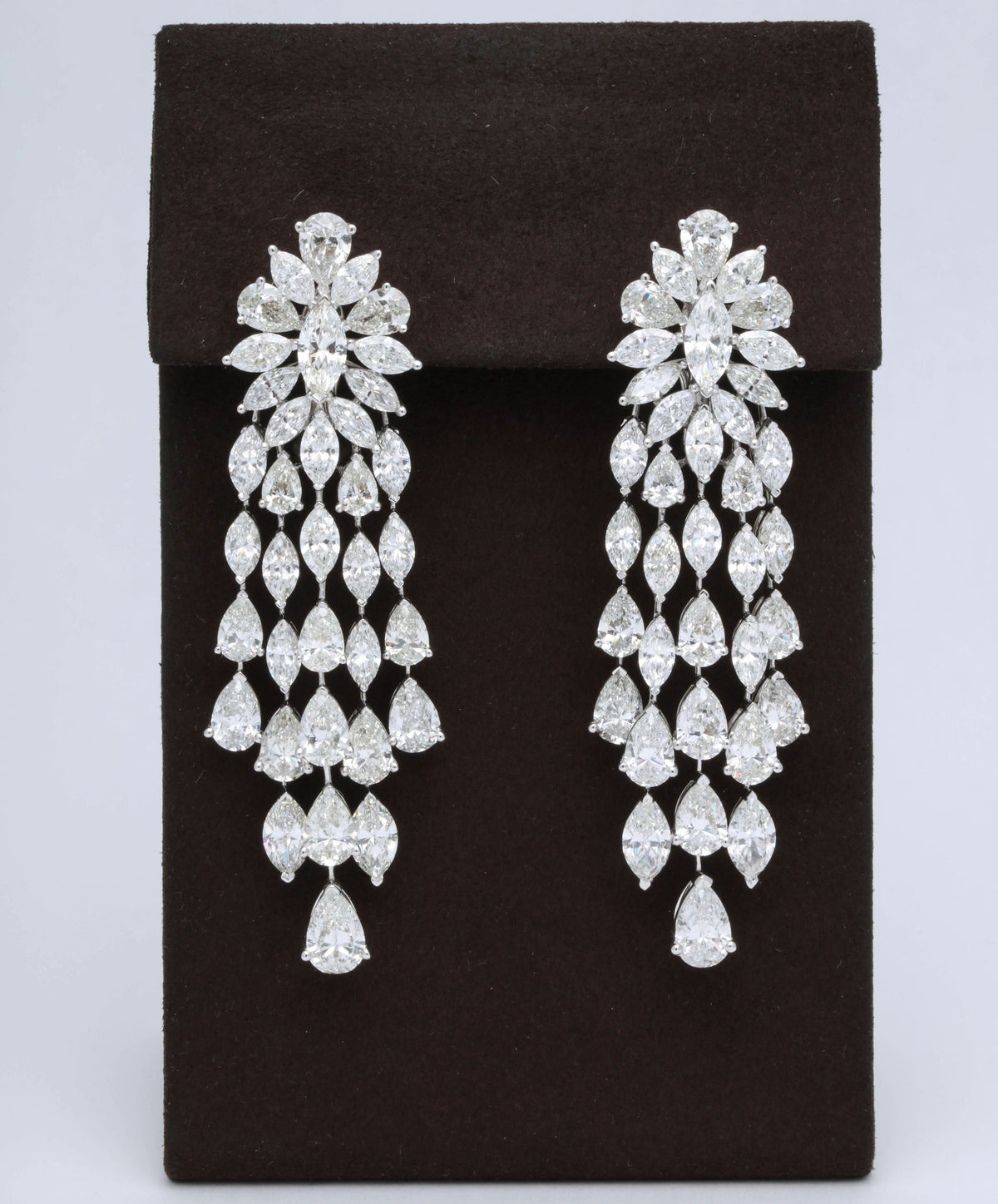 https://a.1stdibscdn.com/important-diamond-dangle-drop-earrings-for-sale-picture-3/0/j_48413331535730135409/6R1A6016_master.jpg