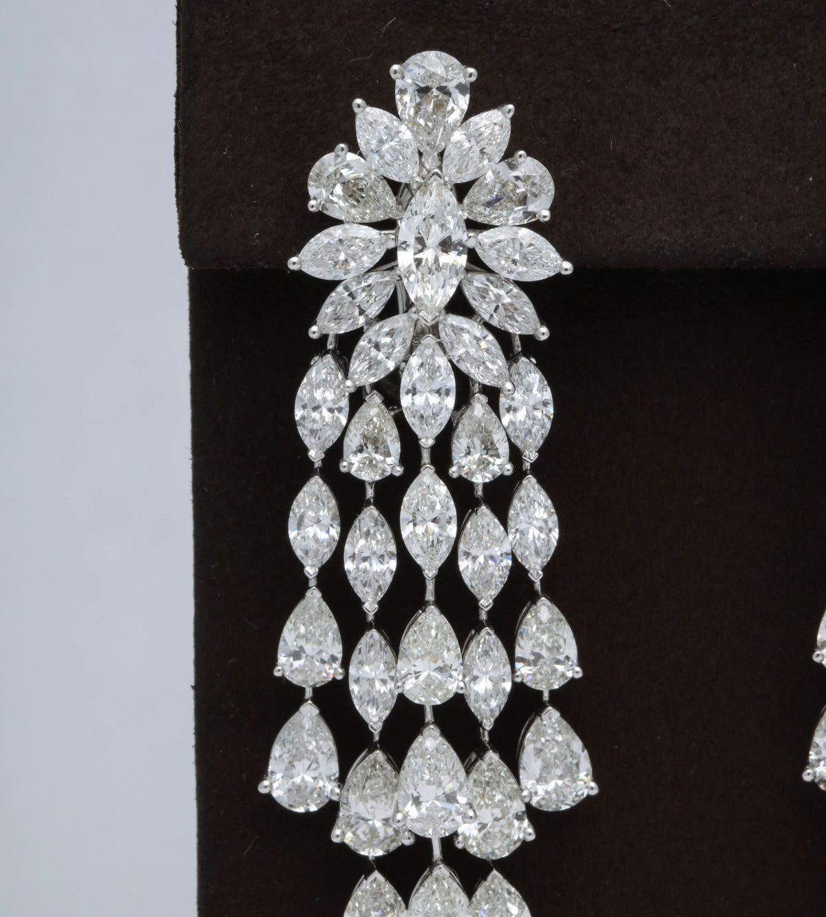 https://a.1stdibscdn.com/important-diamond-dangle-drop-earrings-for-sale-picture-5/0/j_48413331535730139127/6R1A6018_master.jpg