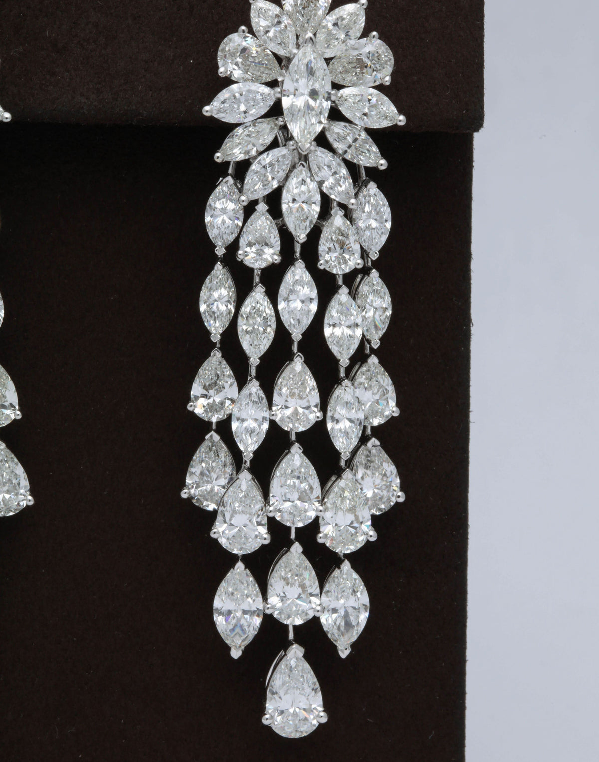 https://a.1stdibscdn.com/important-diamond-dangle-drop-earrings-for-sale-picture-7/0/j_48413331535730142517/6R1A6020_master.jpg