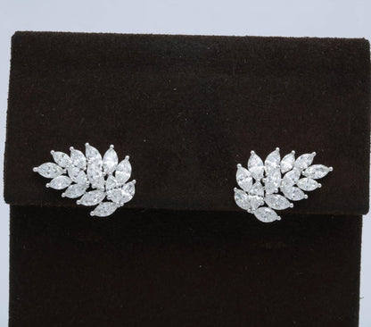 https://a.1stdibscdn.com/diamond-cluster-earring-cuffs-for-sale-picture-3/16156351/j_67519111559204004380/6R1A6032_master.jpg?width=768
