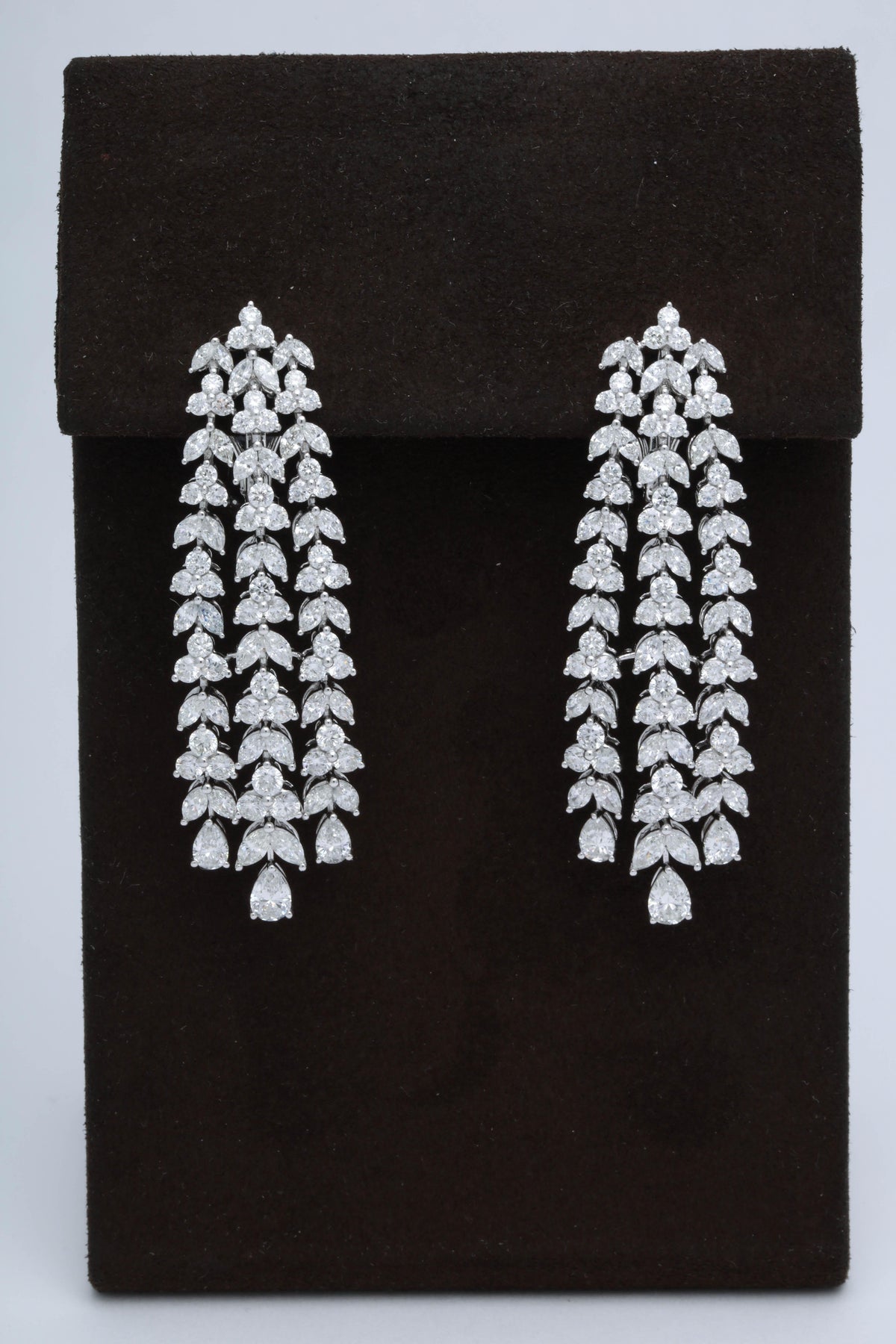 https://a.1stdibscdn.com/diamond-dangle-earrings-for-sale-picture-3/0/j_48414031535730218169/6R1A6057_master.jpg