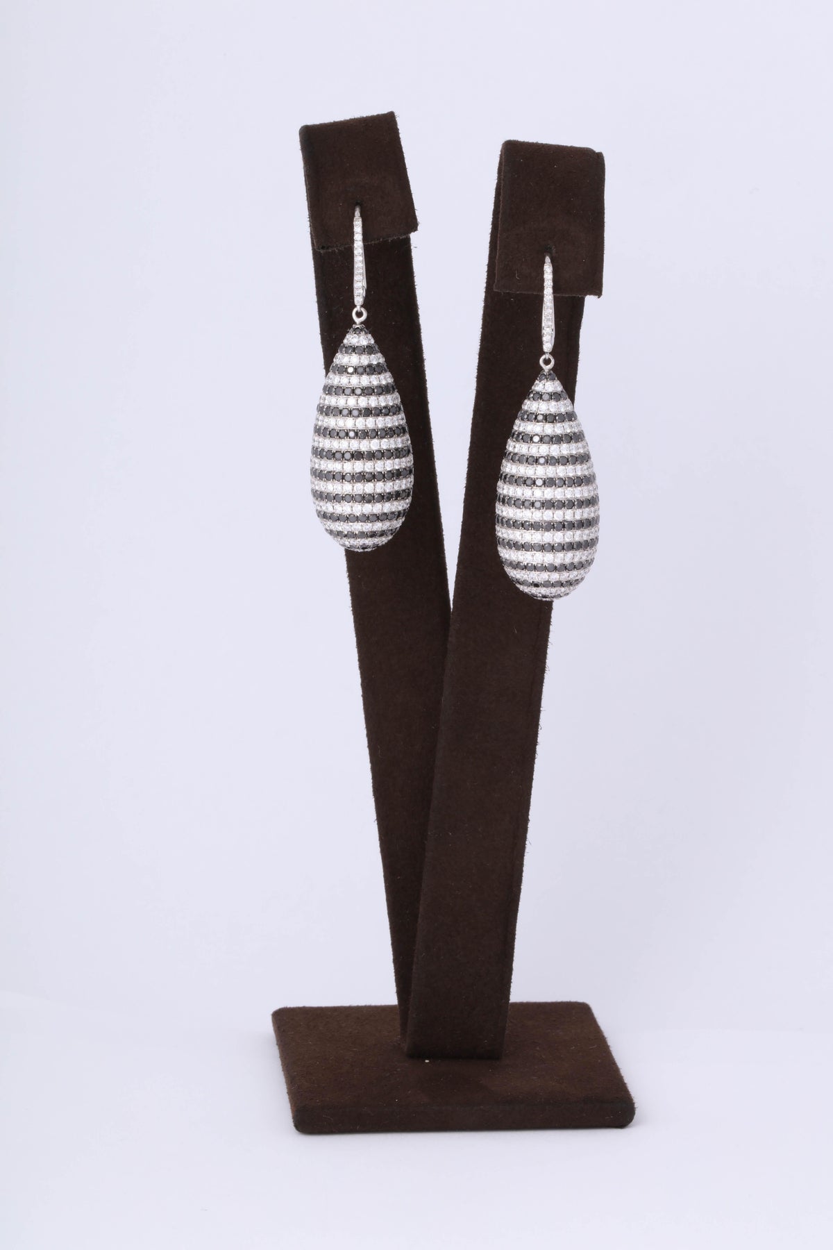 https://a.1stdibscdn.com/black-and-white-diamond-dangle-drop-earring-for-sale-picture-3/0/j_46389031532547996710/6R1A6398_master.jpg