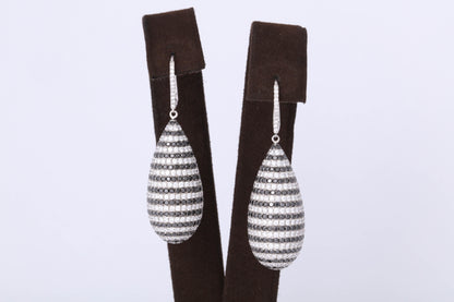 https://a.1stdibscdn.com/black-and-white-diamond-dangle-drop-earring-for-sale-picture-5/0/j_46389031532548000512/6R1A6402_master.jpg